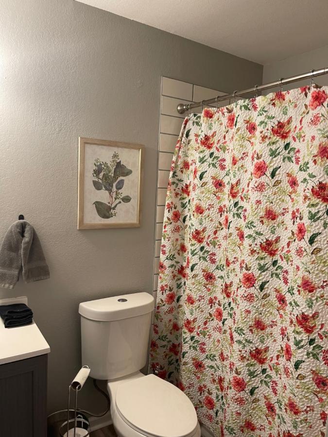 The Deannie Apt #6 - Simple And Homey 2Bd W/ Wifi Hamilton Luaran gambar